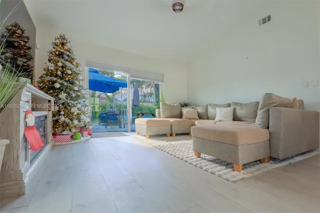 $649,000 | 13950 Oaklawn Place, Davie, FL 33325