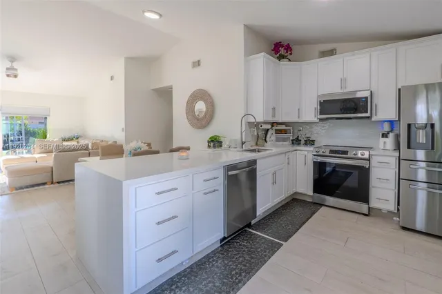 $649,000 | 13950 Oaklawn Place, Davie, FL 33325