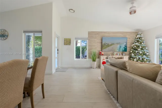 $649,000 | 13950 Oaklawn Place, Davie, FL 33325