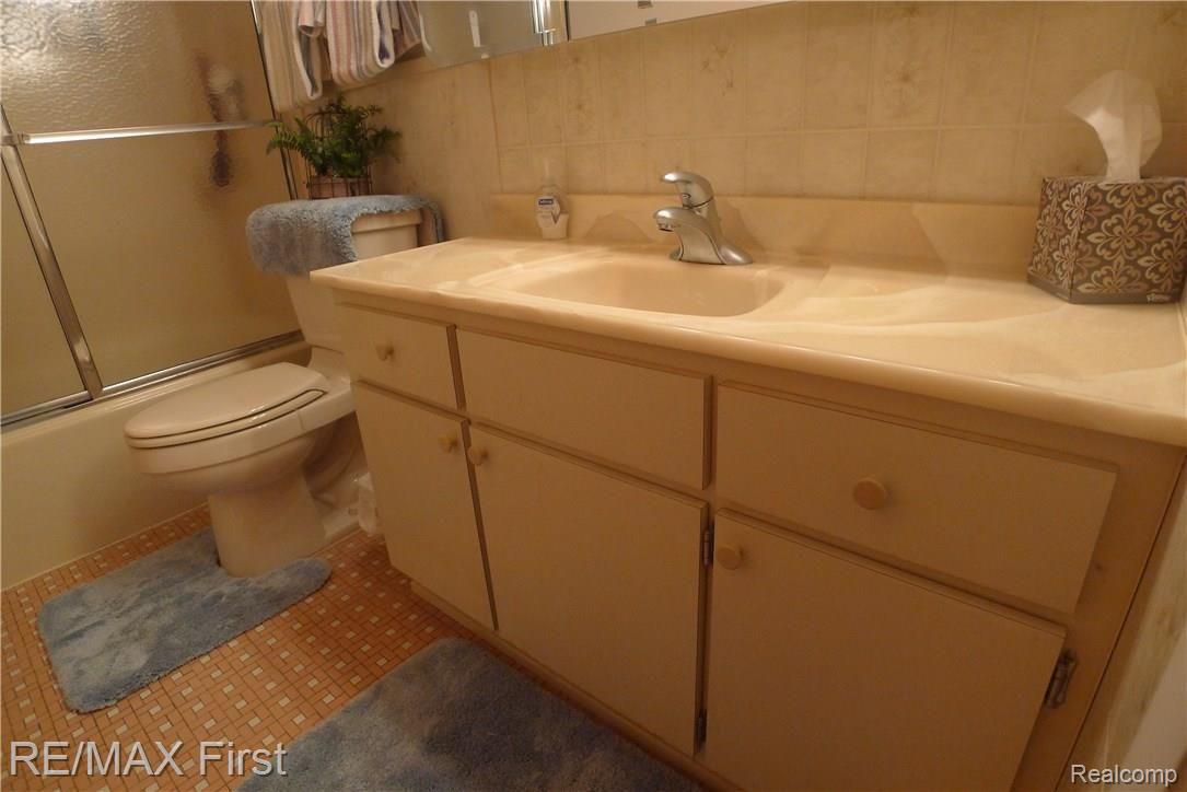 19411 Stephens Road Eastpointe, MI 48021 - Photo 29 of 48 Full Bath vanity.