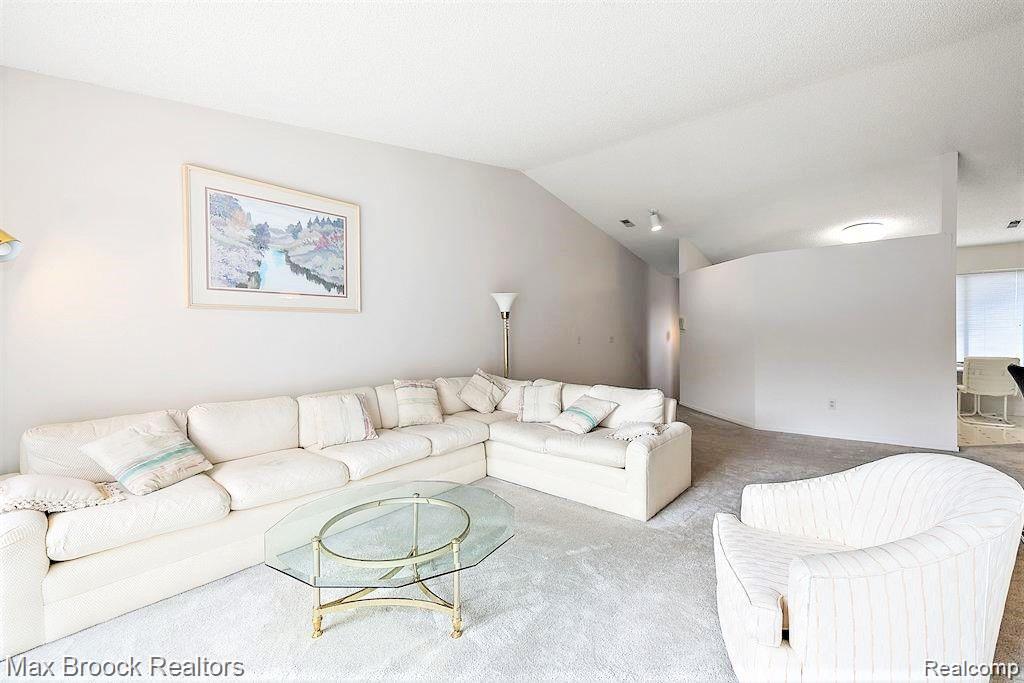 6700 Ridgefield Circle, Unit 204 West Bloomfield, MI 48322 - Photo 4 of 15