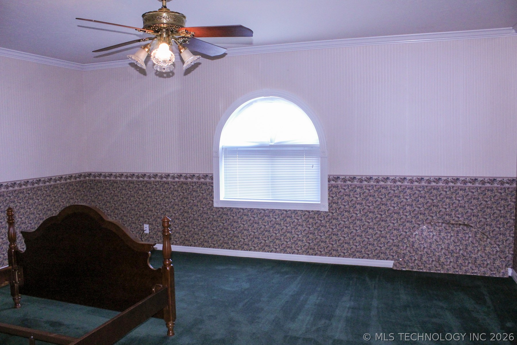 13248 North 3540th Road Maud, OK 74854 - Photo 69 of 98 Arched window with blinds, crown molding, and a ceiling fan with light fixture