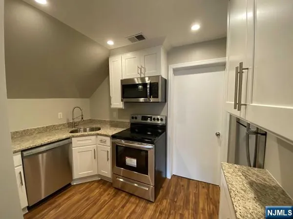 $1,800 | 65 May Street, Unit 2ND FLOOR AP, Hawthorne, NJ 07506