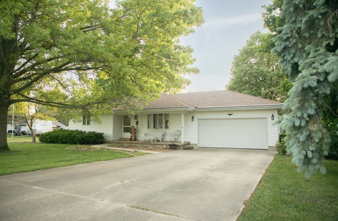 1004 Stockholm Road Paxton, IL 60957 - Photo 2 of 12 a front view of a house with yard and green space