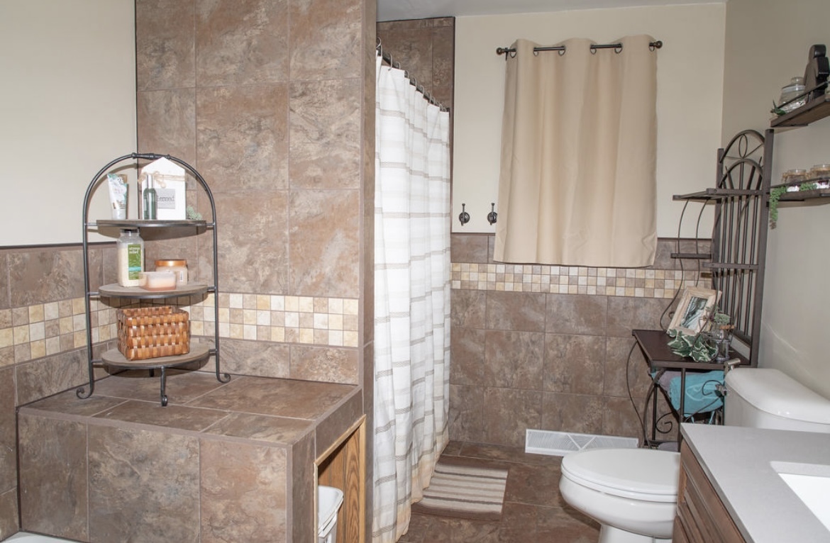 1004 Stockholm Road Paxton, IL 60957 - Photo 10 of 12 a bathroom with a toilet a sink and tub