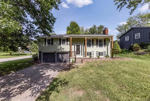 $359,900 | 6739 Northwest Hilldale Drive, Kansas City, MO 64151
