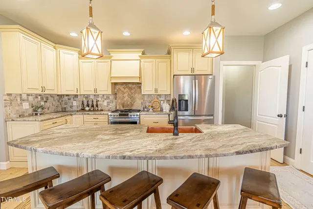 $675,000 | 15590 Piper Spg Avenue, Abingdon, VA 24210