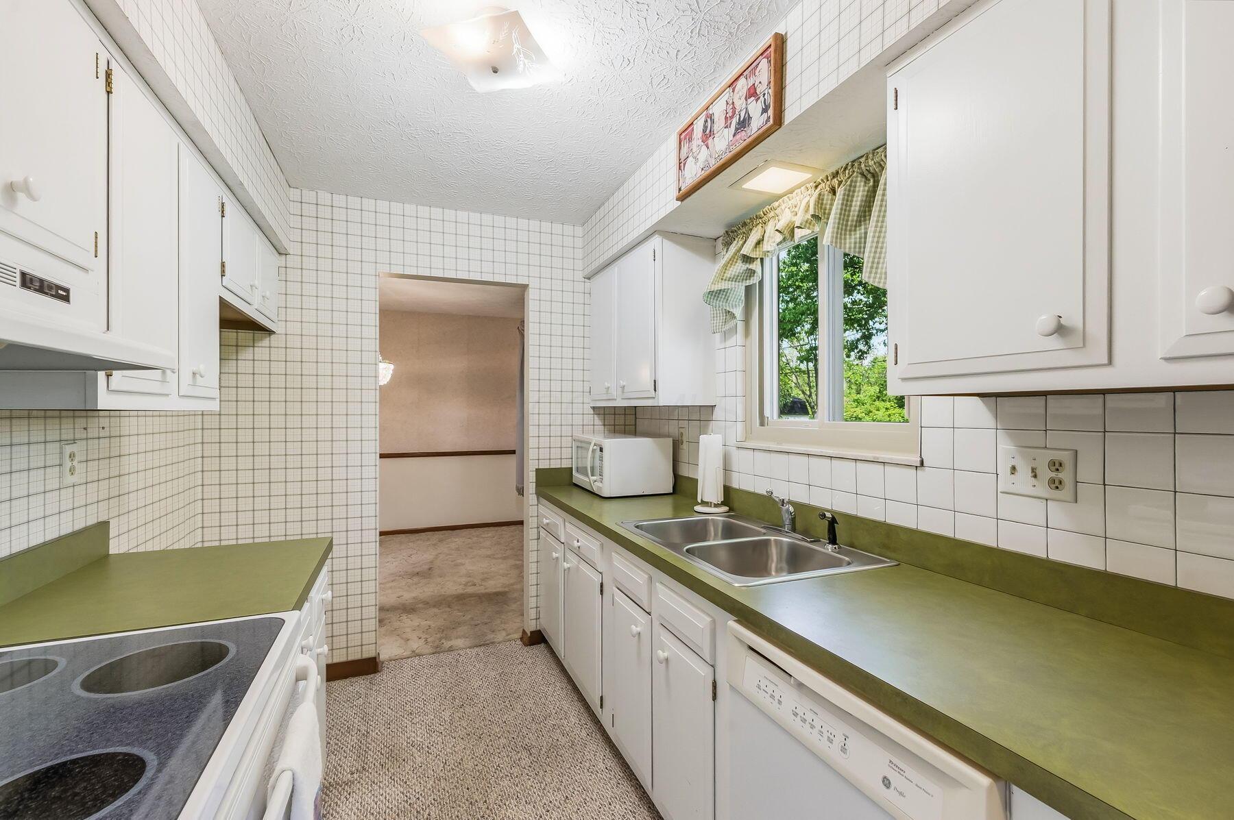 72 Yorkshire Road Delaware, OH 43015 - Photo 16 of 62 Kitchen