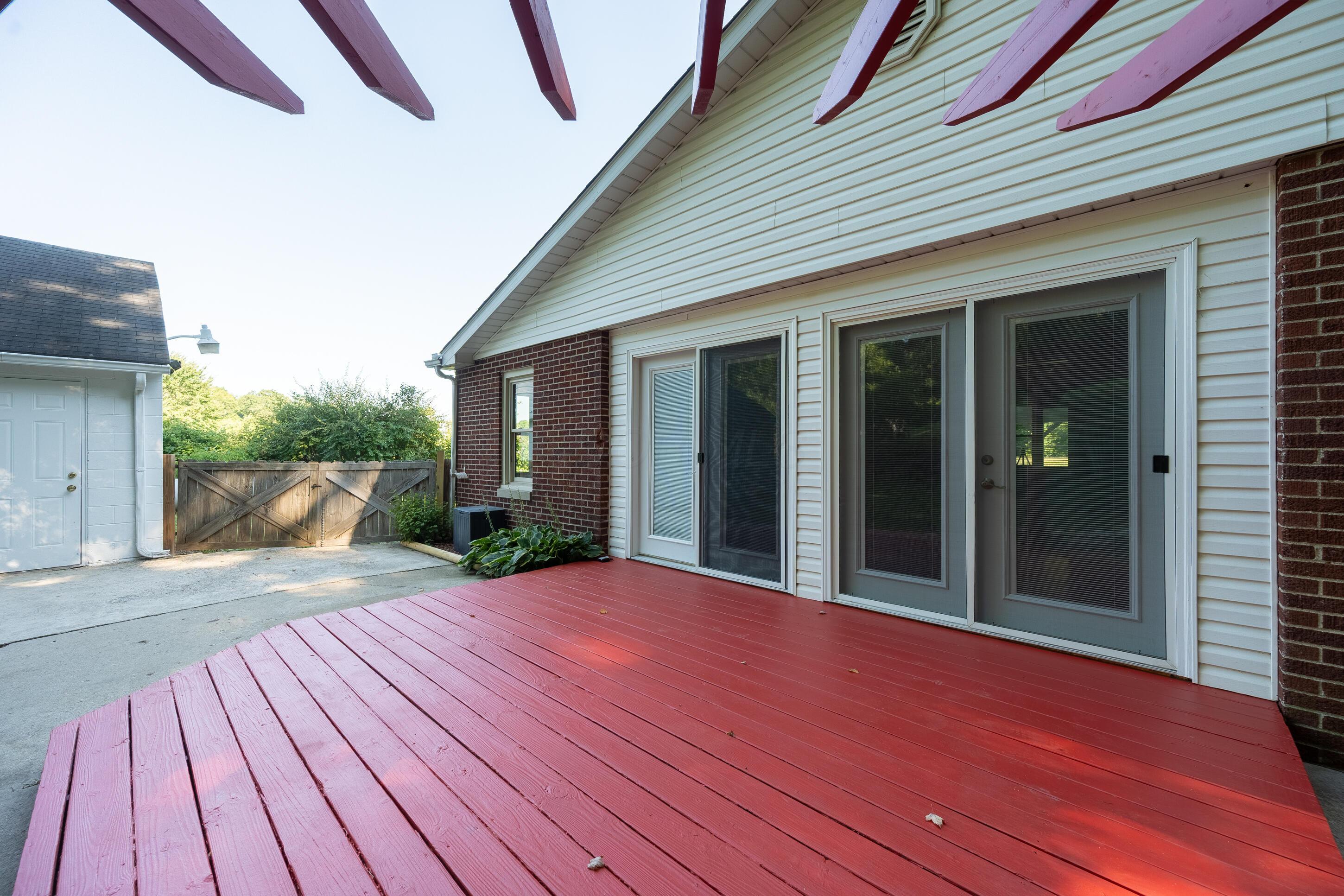 1264 Tarkiln Road Southeast Lancaster, OH 43130 - Photo 28 of 38 Backyard deck and patio
