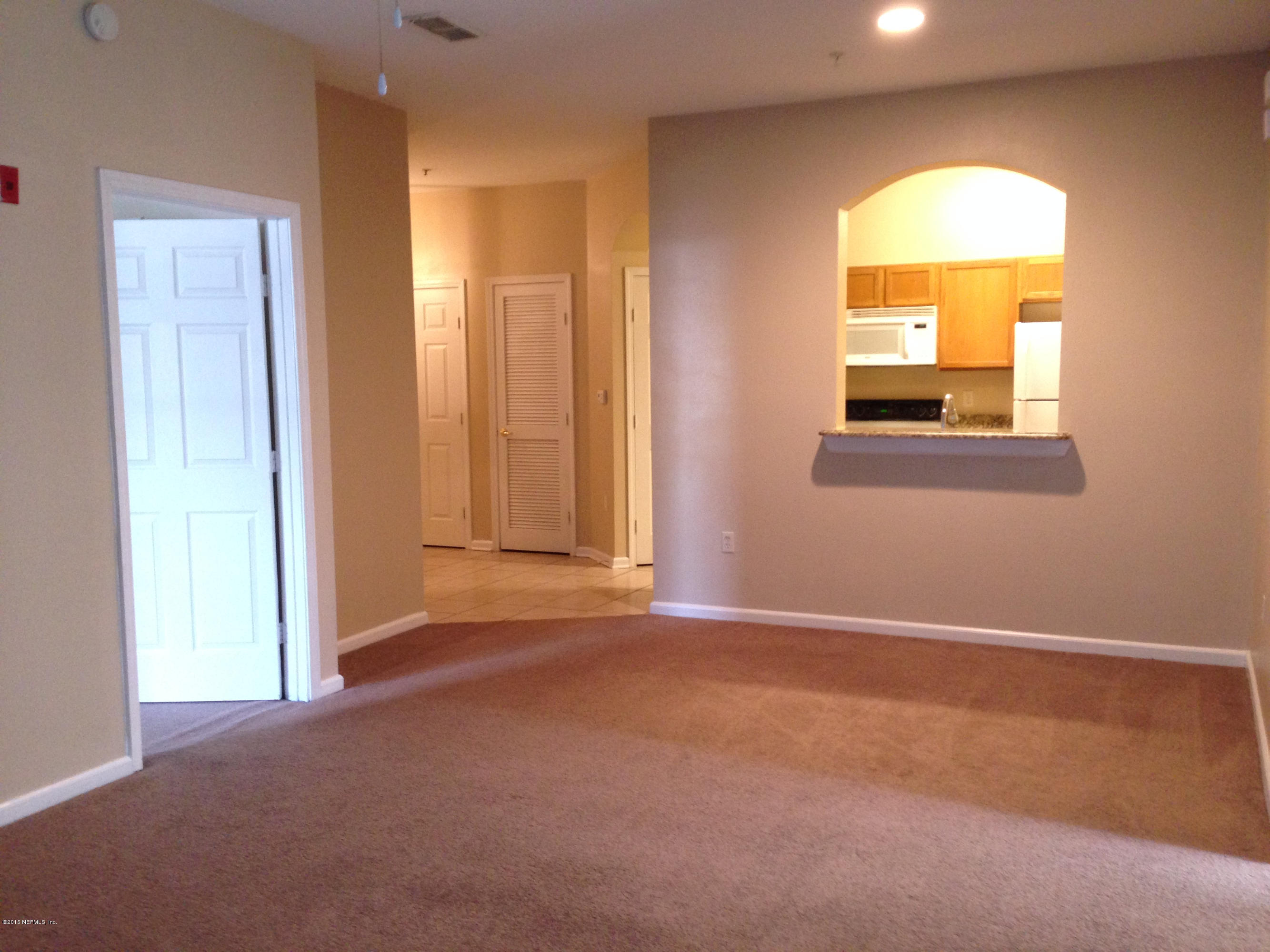 10550 Baymeadows Road, Unit 701 Jacksonville, FL 32256 - Photo 7 of 23 Living Room to Kitchen/Entry