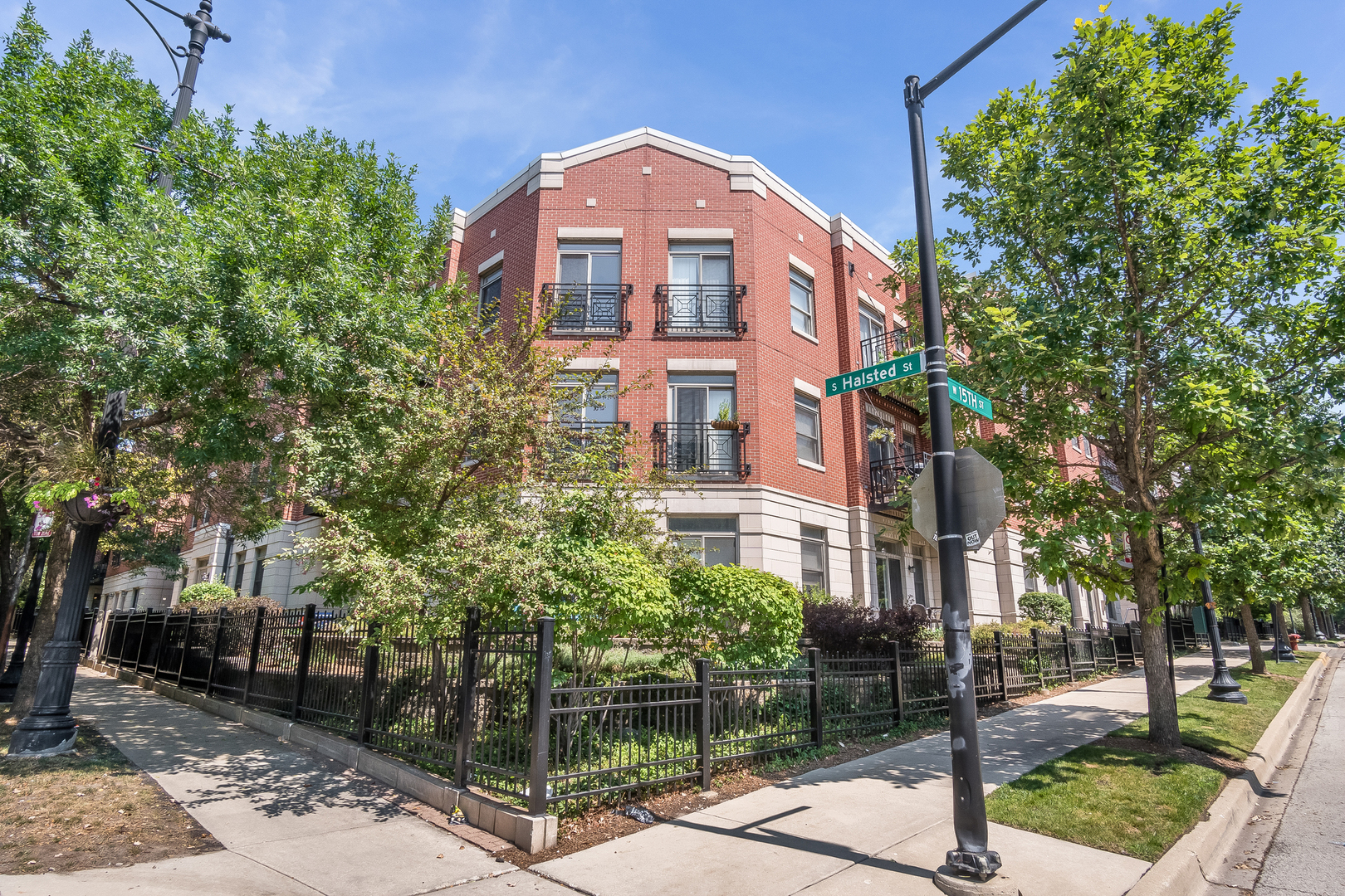 1461 South Halsted Street, Unit 3B Chicago, IL 60607 - Photo 1 of 21 a view of a large building