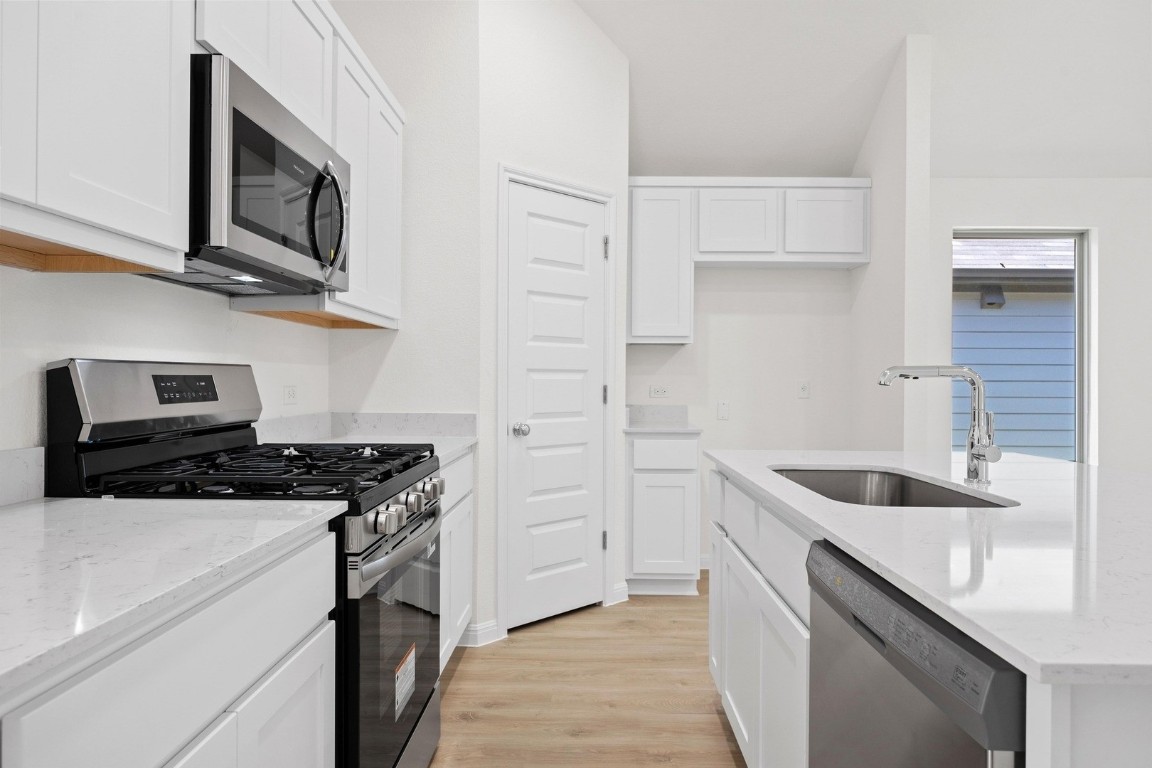 256 Bendecido Loop Elgin, TX 78621 - Photo 10 of 34