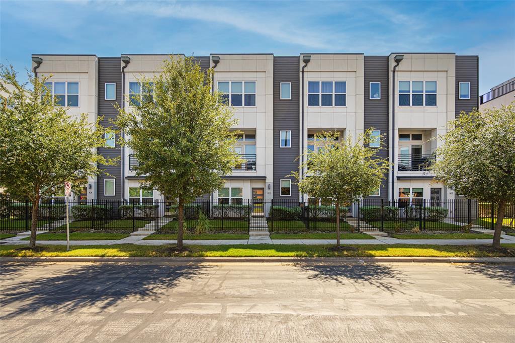 1727 Caddo Street, Unit 103 Dallas, TX 75204 - Photo 3 of 27 Front of Building with plenty of parking for guests