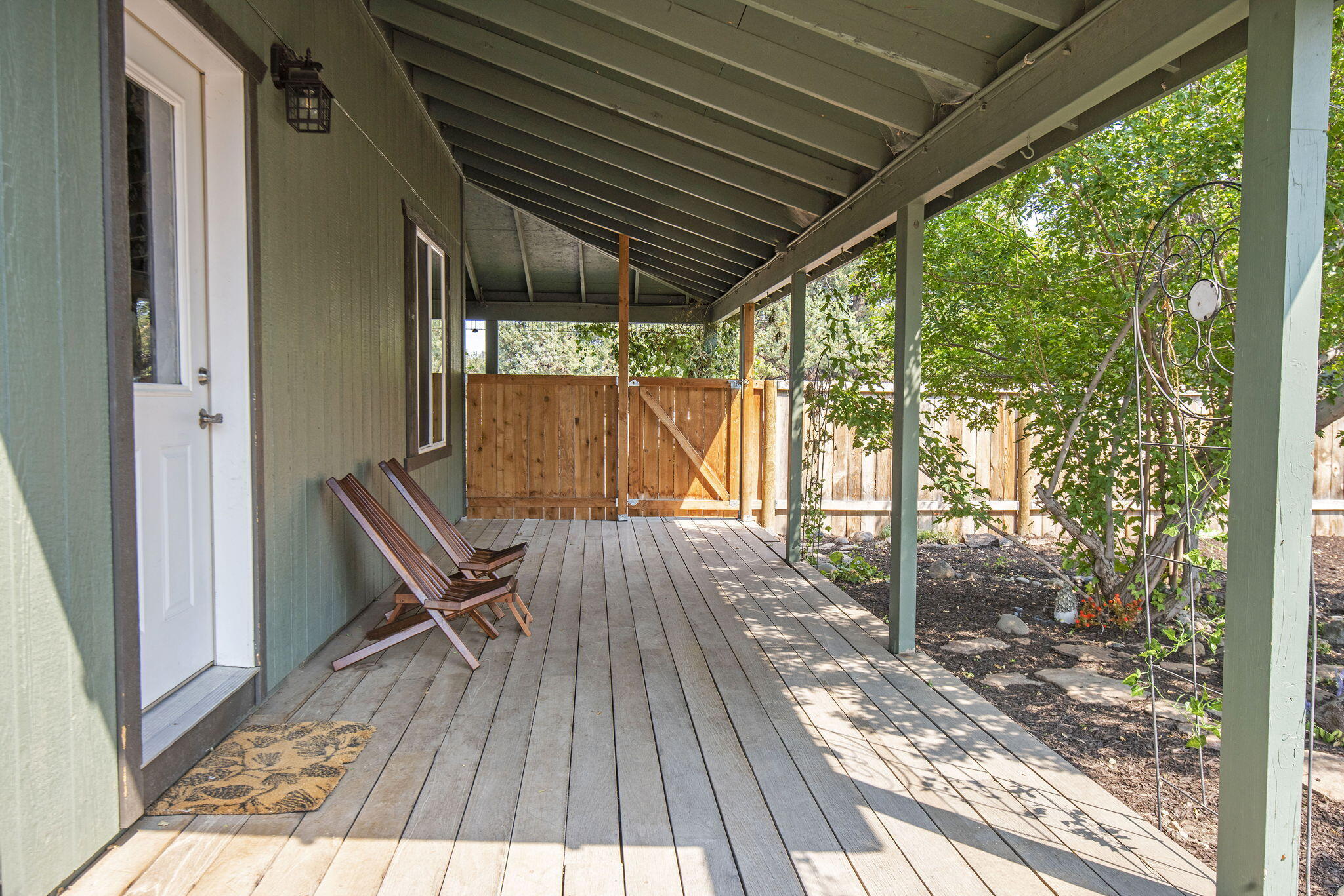 66901 Lance Road Bend, OR 97703 - Photo 28 of 71 Main level primary suite with outdoor access - can be inlaw suite or lock off door to home and rent separately.