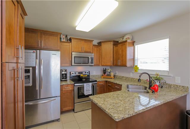 106 Legends Ridge Drive Lebanon, TN 37090 - Photo 4 of 19 Kitchen. All appliances remain - granite counter tops.