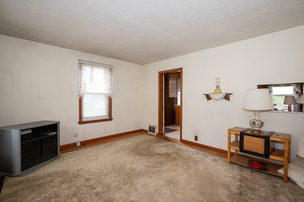 22 Comins Road Oxford, MA 01537 - Photo 6 of 42