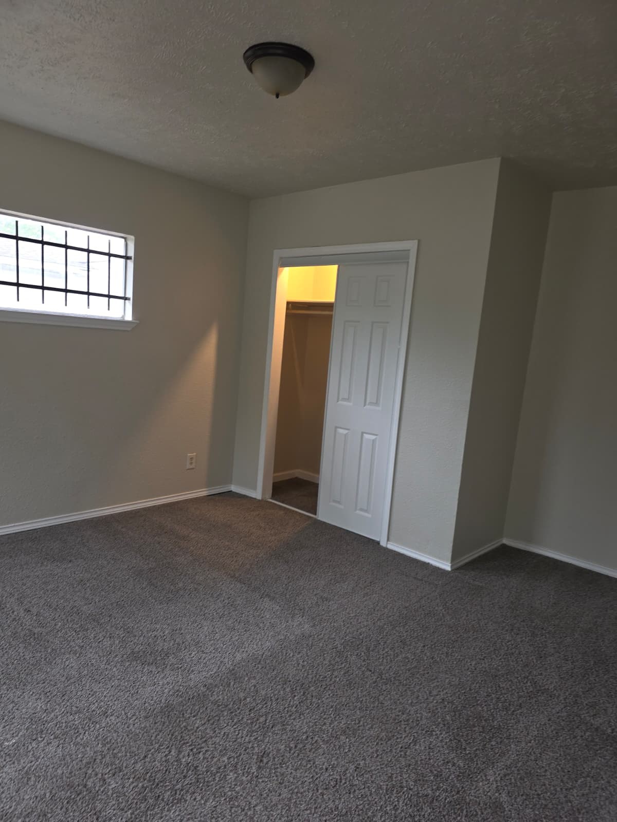 242 Bolden Street Houston, TX 77029 - Photo 7 of 24 an empty room with windows