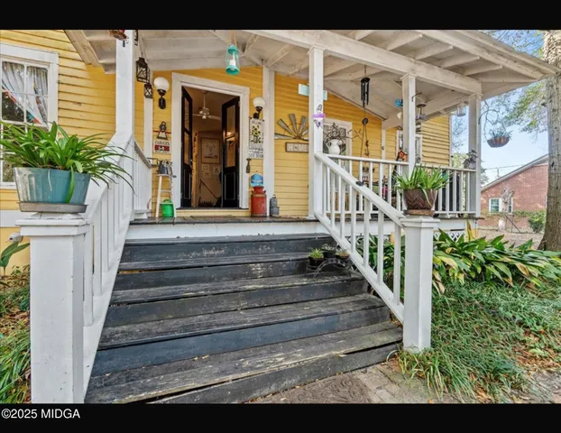 a view of entryway with a front door
