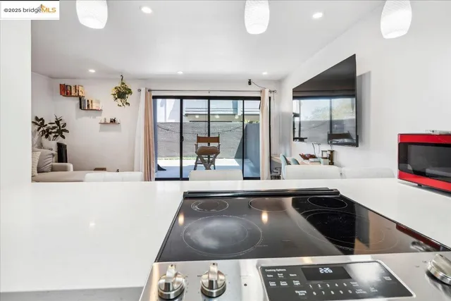 $299,000 | 5 Embarcadero, Unit 130, Oakland, CA 94607