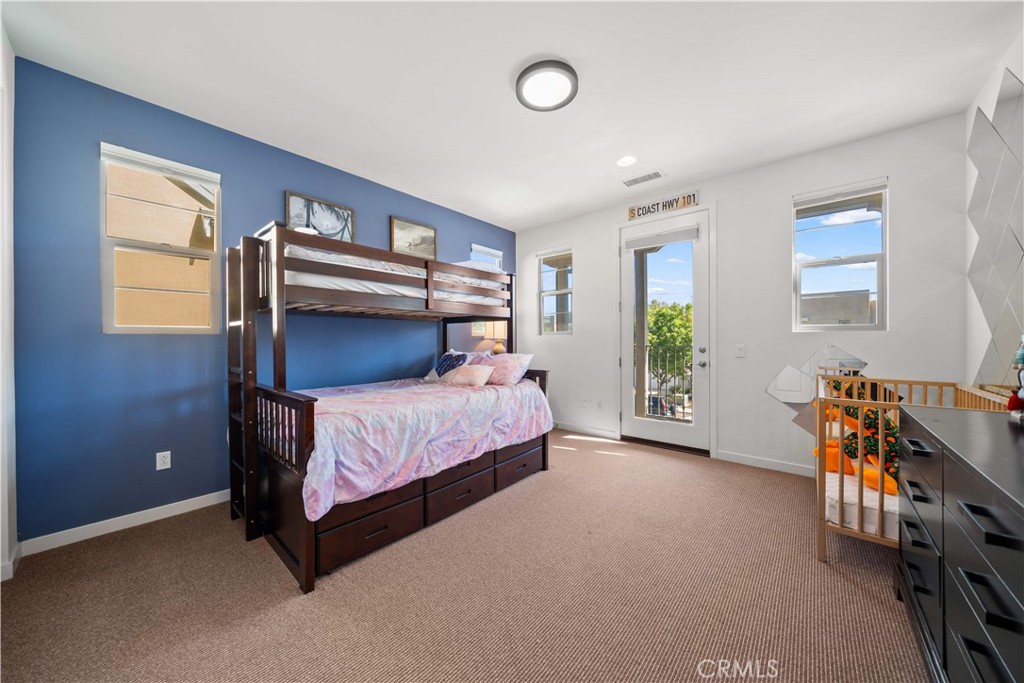 105 Newall Irvine, CA 92618 - Photo 33 of 59 a bedroom with a bed and a window