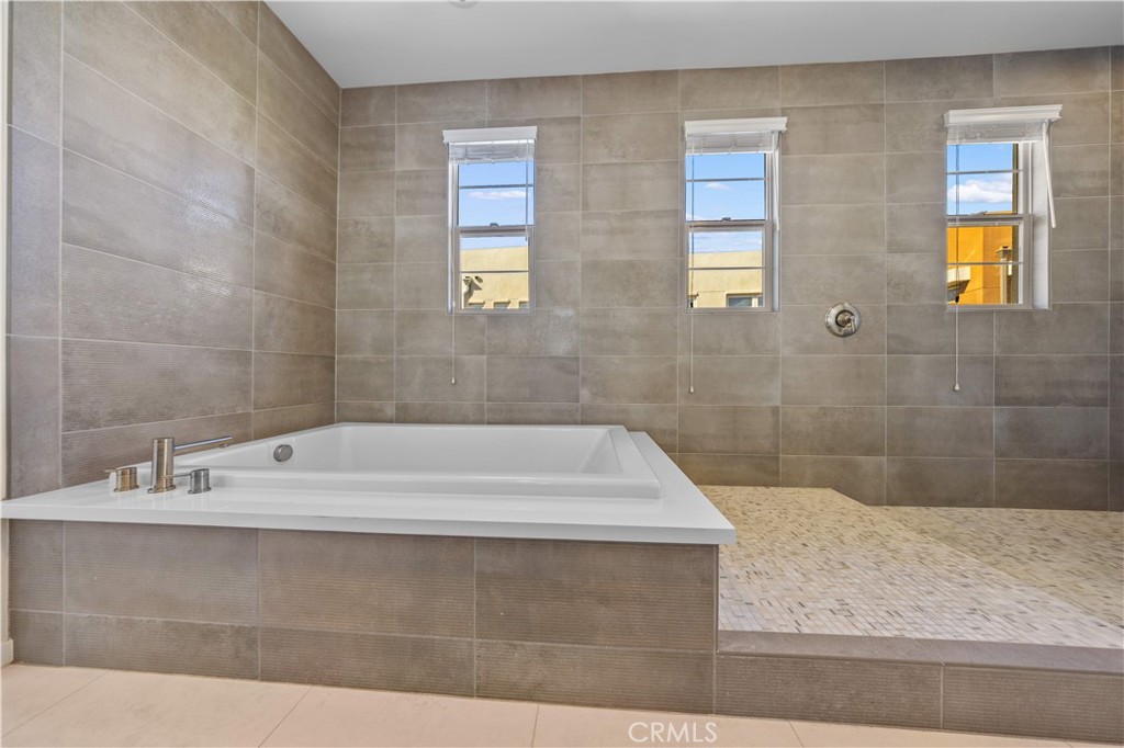 105 Newall Irvine, CA 92618 - Photo 49 of 59 a bathroom with a bathtub