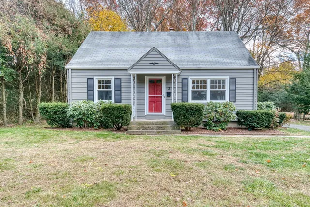 a view of a house with yard and plants
