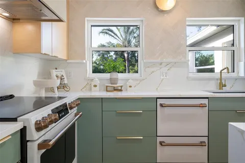 $679,000 | 243 45th Avenue Northeast, St. Petersburg, FL 33703