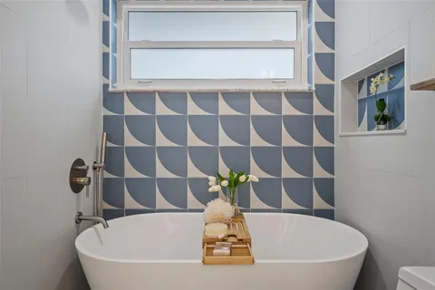 $679,000 | 243 45th Avenue Northeast, St. Petersburg, FL 33703