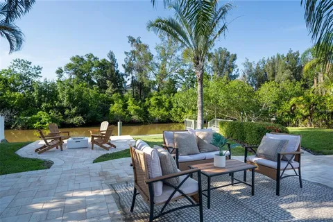 $679,000 | 243 45th Avenue Northeast, St. Petersburg, FL 33703