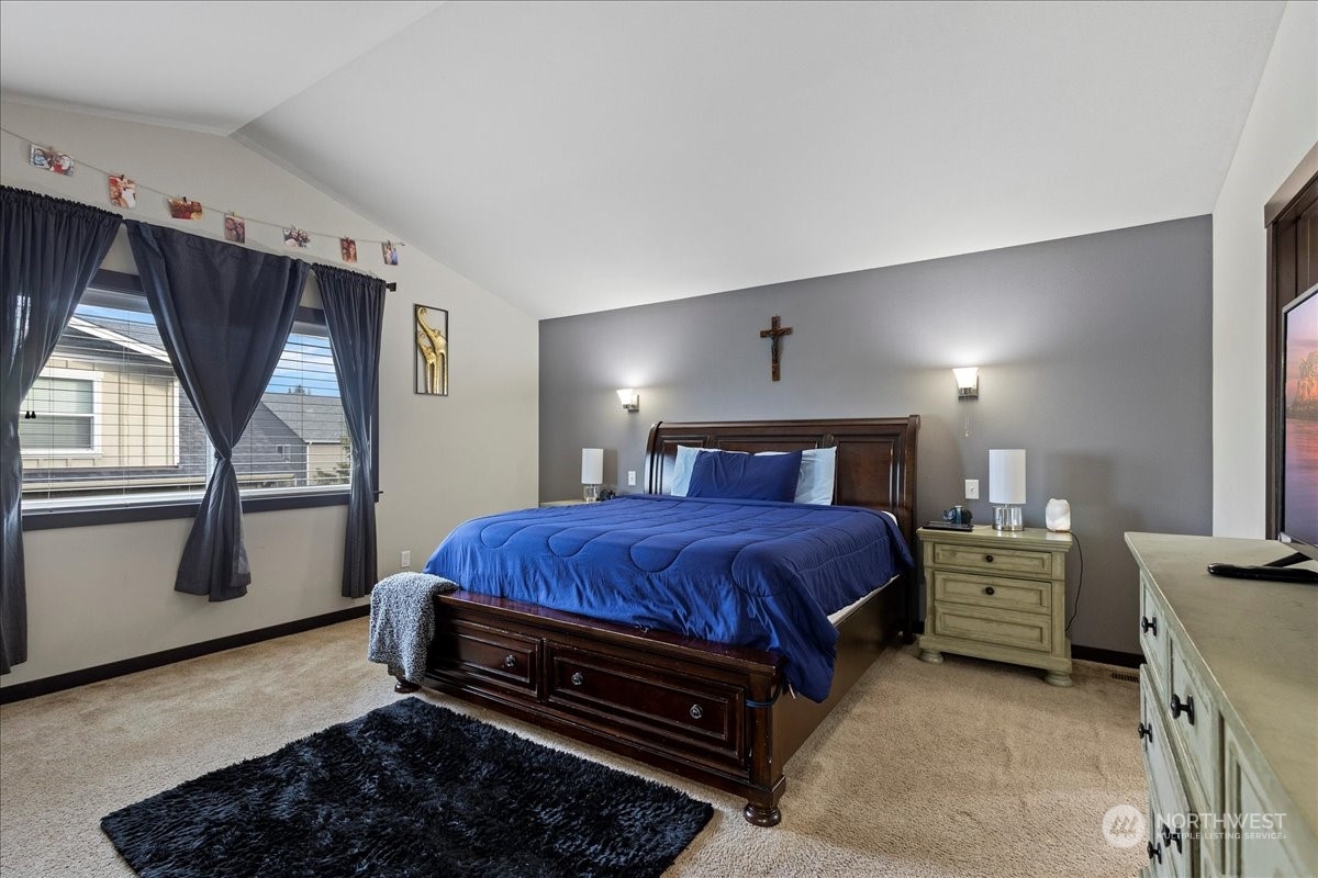 431 Barry Loop Mount Vernon, WA 98274 - Photo 25 of 32 a spacious bedroom with a bed and a window