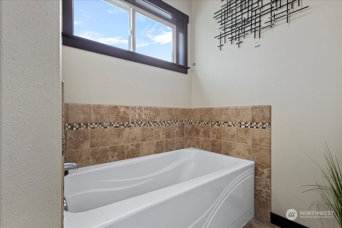 431 Barry Loop Mount Vernon, WA 98274 - Photo 29 of 32 a bathroom with a bathtub