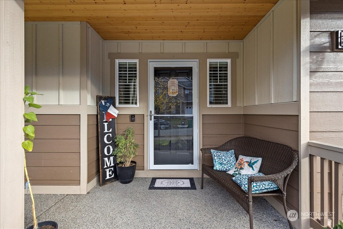 431 Barry Loop Mount Vernon, WA 98274 - Photo 3 of 32 a front view of a house with a balcony