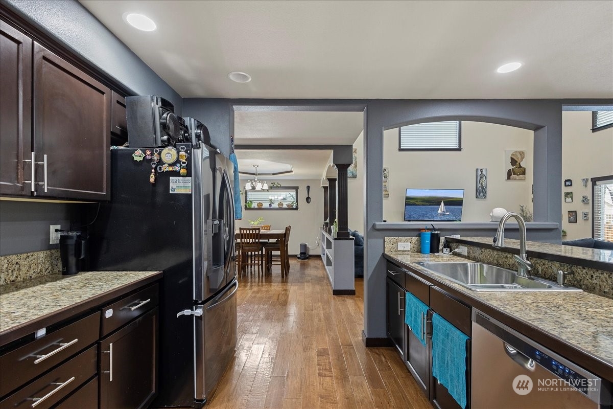 431 Barry Loop Mount Vernon, WA 98274 - Photo 10 of 32 a kitchen with stainless steel appliances granite countertop a sink stove and refrigerator