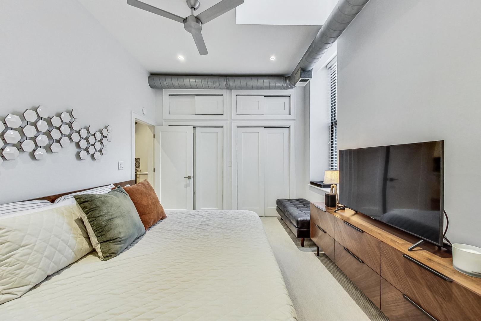 811 South Lytle Street, Unit 611 Chicago, IL 60607 - Photo 11 of 29 a bedroom with a bed and a flat screen tv