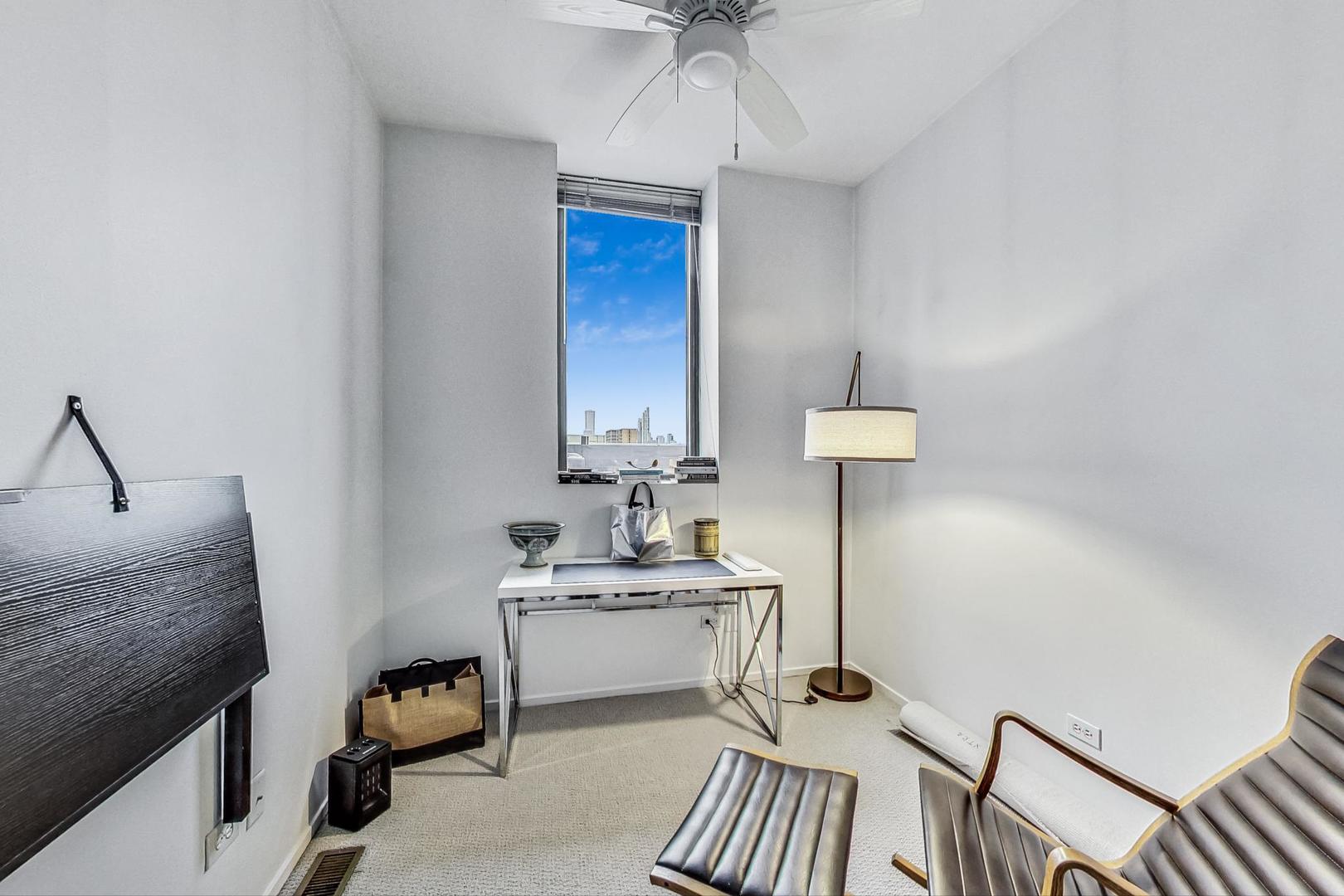 811 South Lytle Street, Unit 611 Chicago, IL 60607 - Photo 15 of 29 a bathroom with a sink a light fixture and a lamp