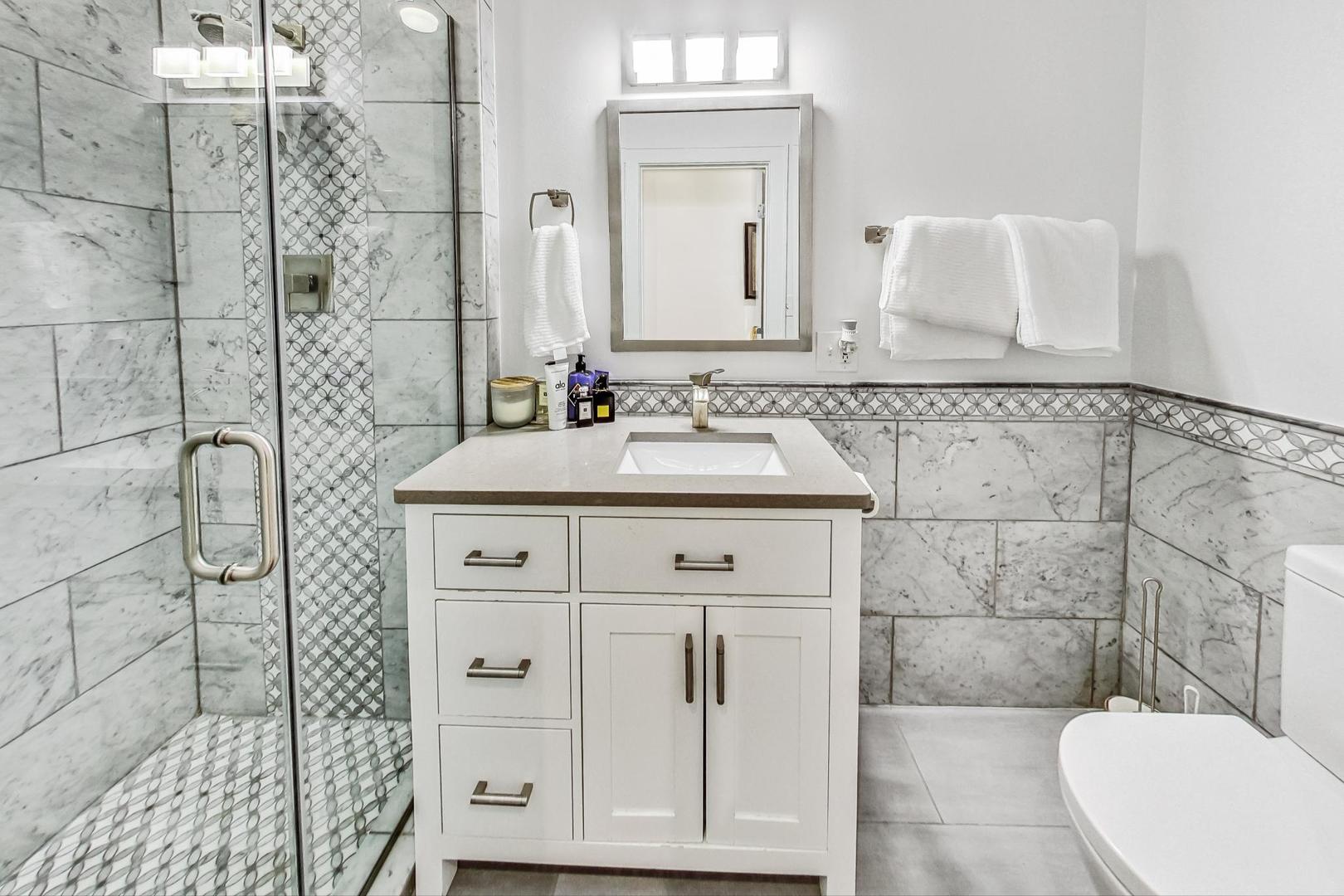 811 South Lytle Street, Unit 611 Chicago, IL 60607 - Photo 16 of 29 a bathroom with a sink vanity and mirror