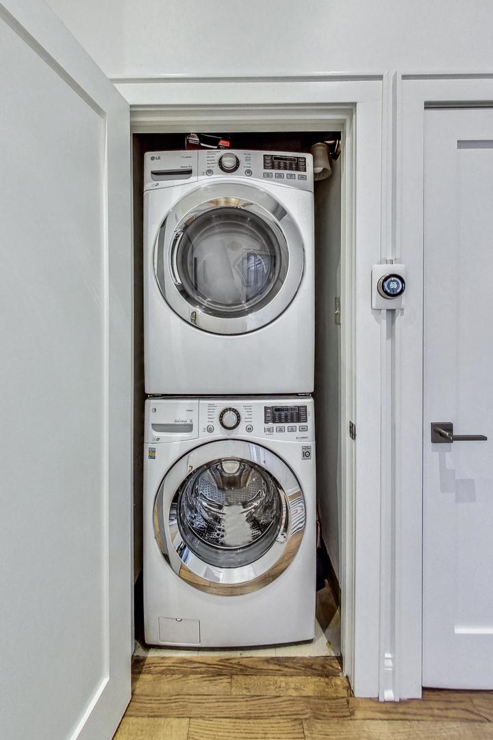 811 South Lytle Street, Unit 611 Chicago, IL 60607 - Photo 17 of 29 a utility room with dryer and washer
