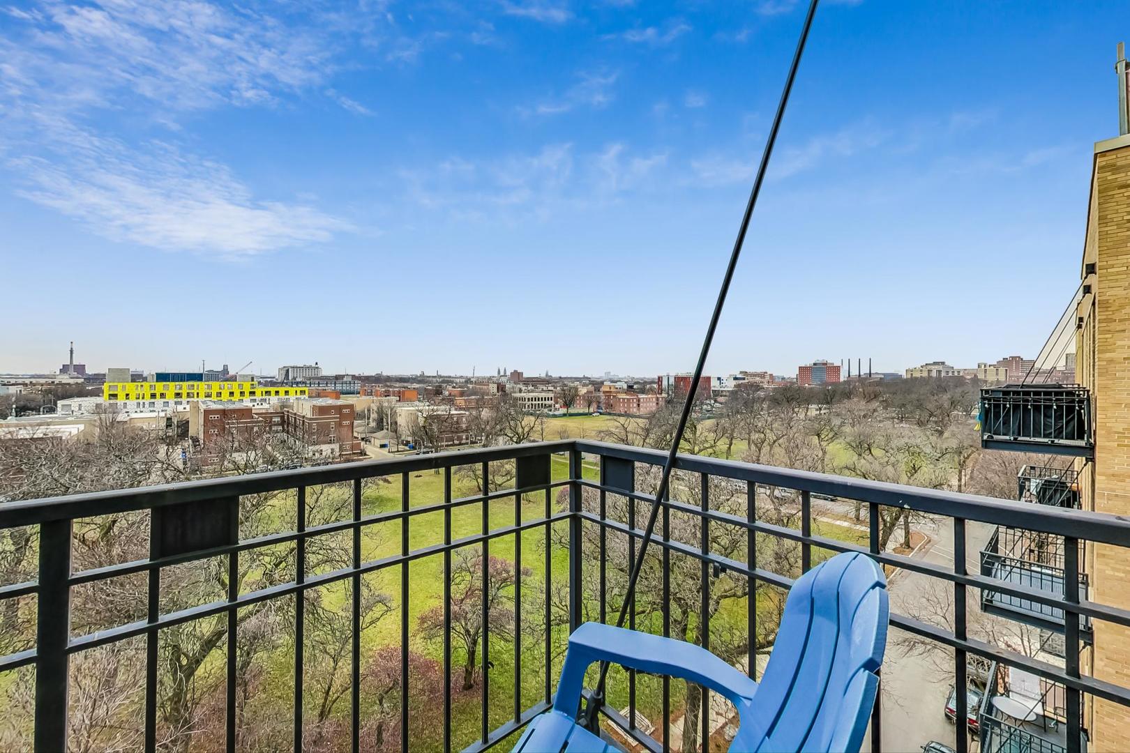 811 South Lytle Street, Unit 611 Chicago, IL 60607 - Photo 19 of 29 a view of a city skyline from a balcony
