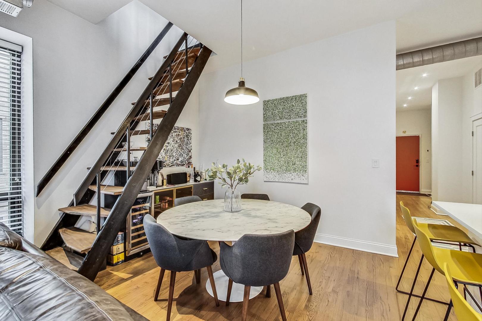 811 South Lytle Street, Unit 611 Chicago, IL 60607 - Photo 5 of 29 a dining room with furniture and entryway