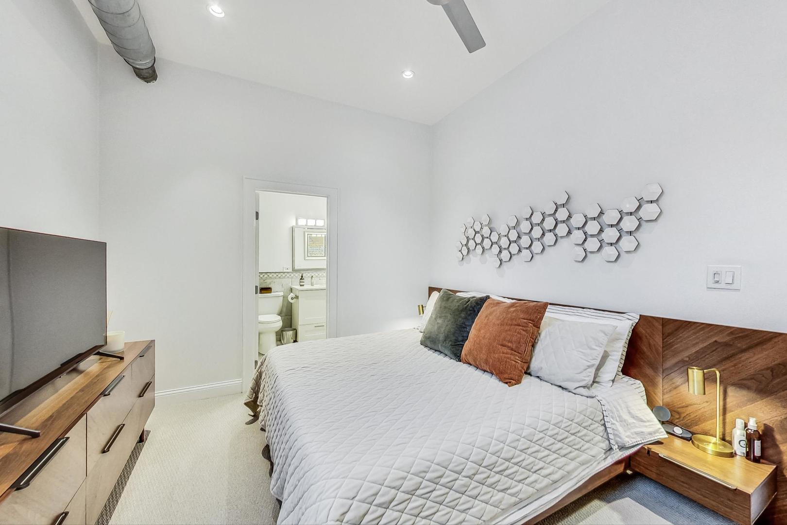 811 South Lytle Street, Unit 611 Chicago, IL 60607 - Photo 10 of 29 a bedroom with a bed and a night stand