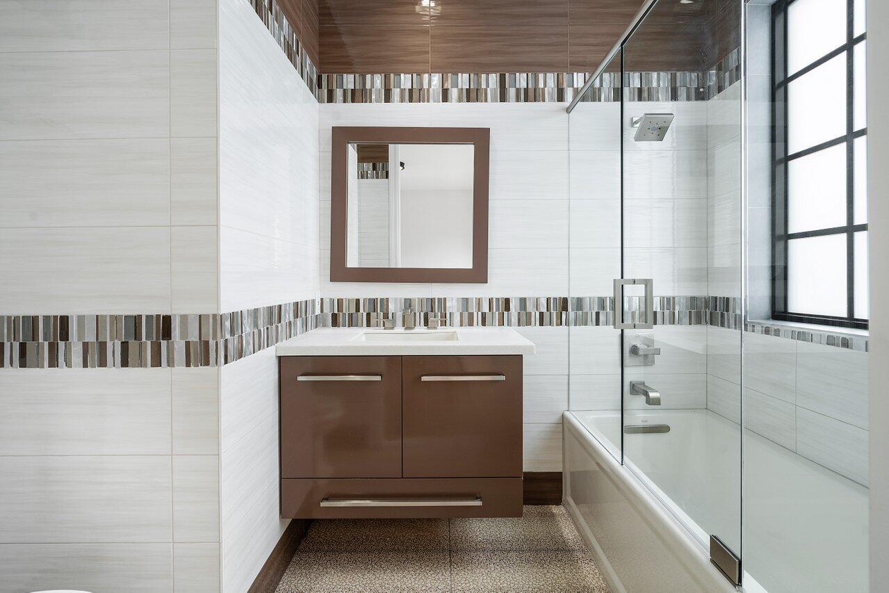 3589 Northwest Clubside Circle Boca Raton, FL 33496 - Photo 25 of 41 En-suite Bathroom #2