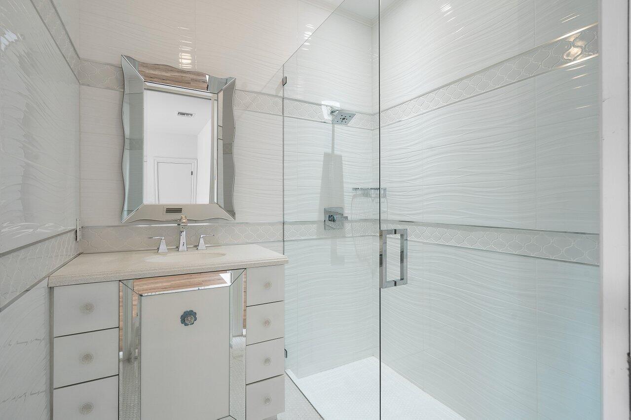 3589 Northwest Clubside Circle Boca Raton, FL 33496 - Photo 27 of 41 En-suite Bathroom #3