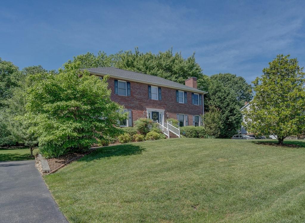 402 Winesap Road Roanoke, VA 24019 - Photo 2 of 47 002-313581-DSC02008_09_10_7759467
