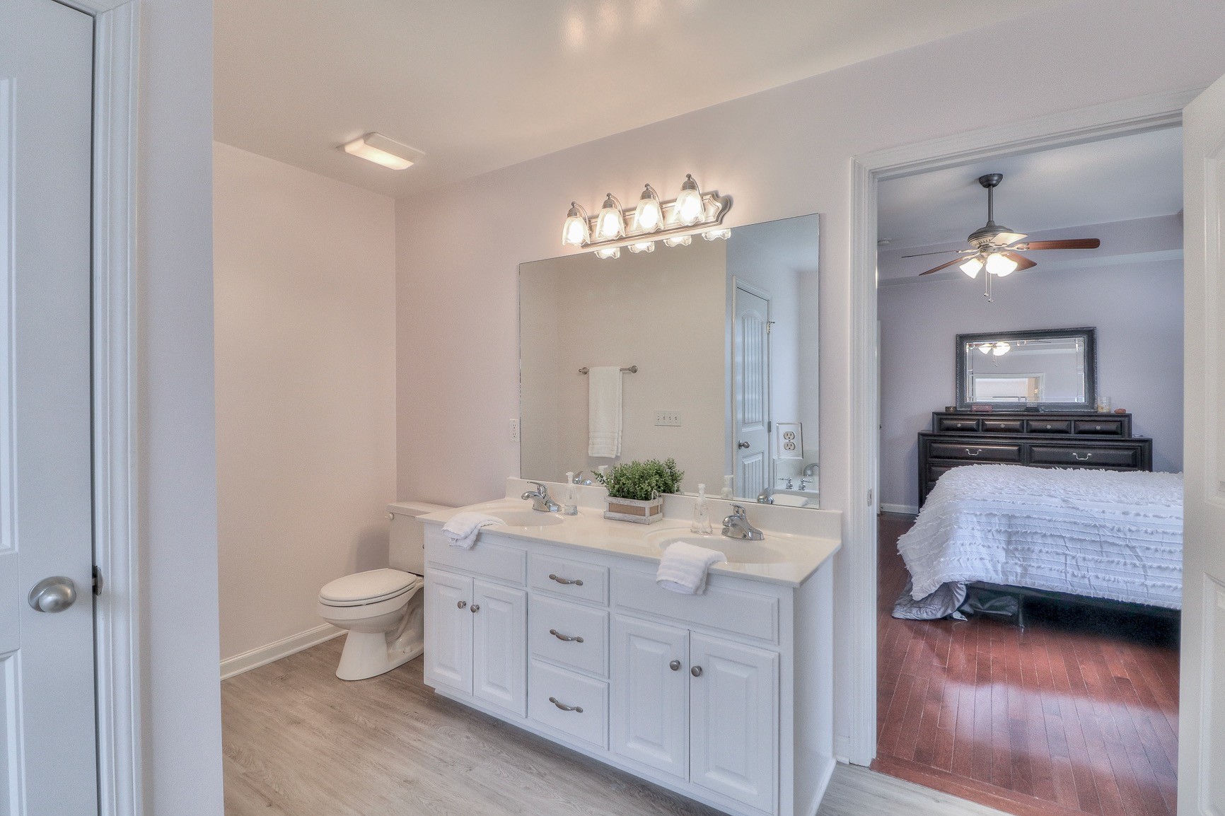 3580 Gnat Hill Road Manchester, TN 37355 - Photo 18 of 37 a en suite bathroom with a double vanity sink a large mirror and a bathtub