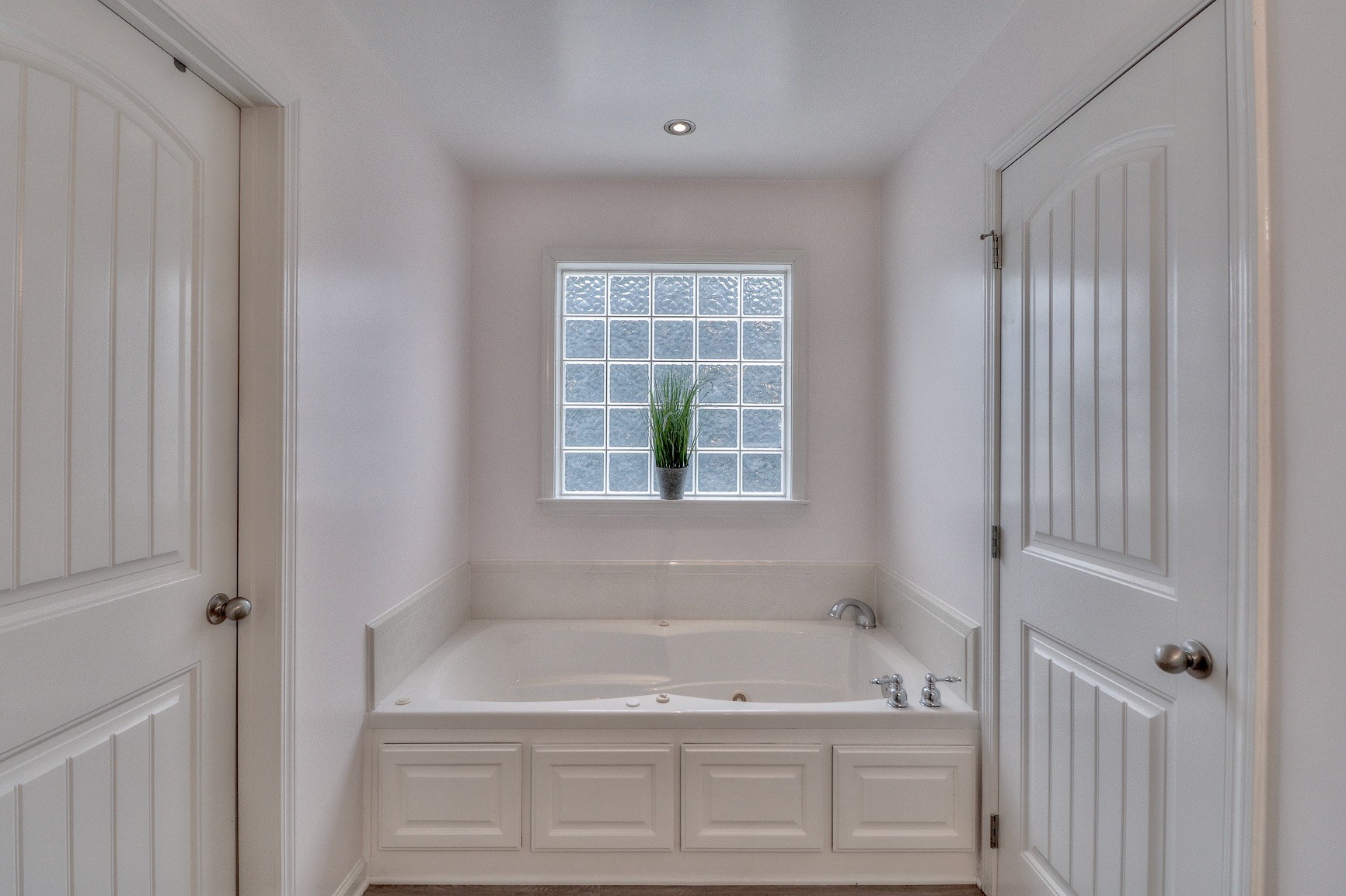 3580 Gnat Hill Road Manchester, TN 37355 - Photo 20 of 37 a bathroom with a bathtub and a window