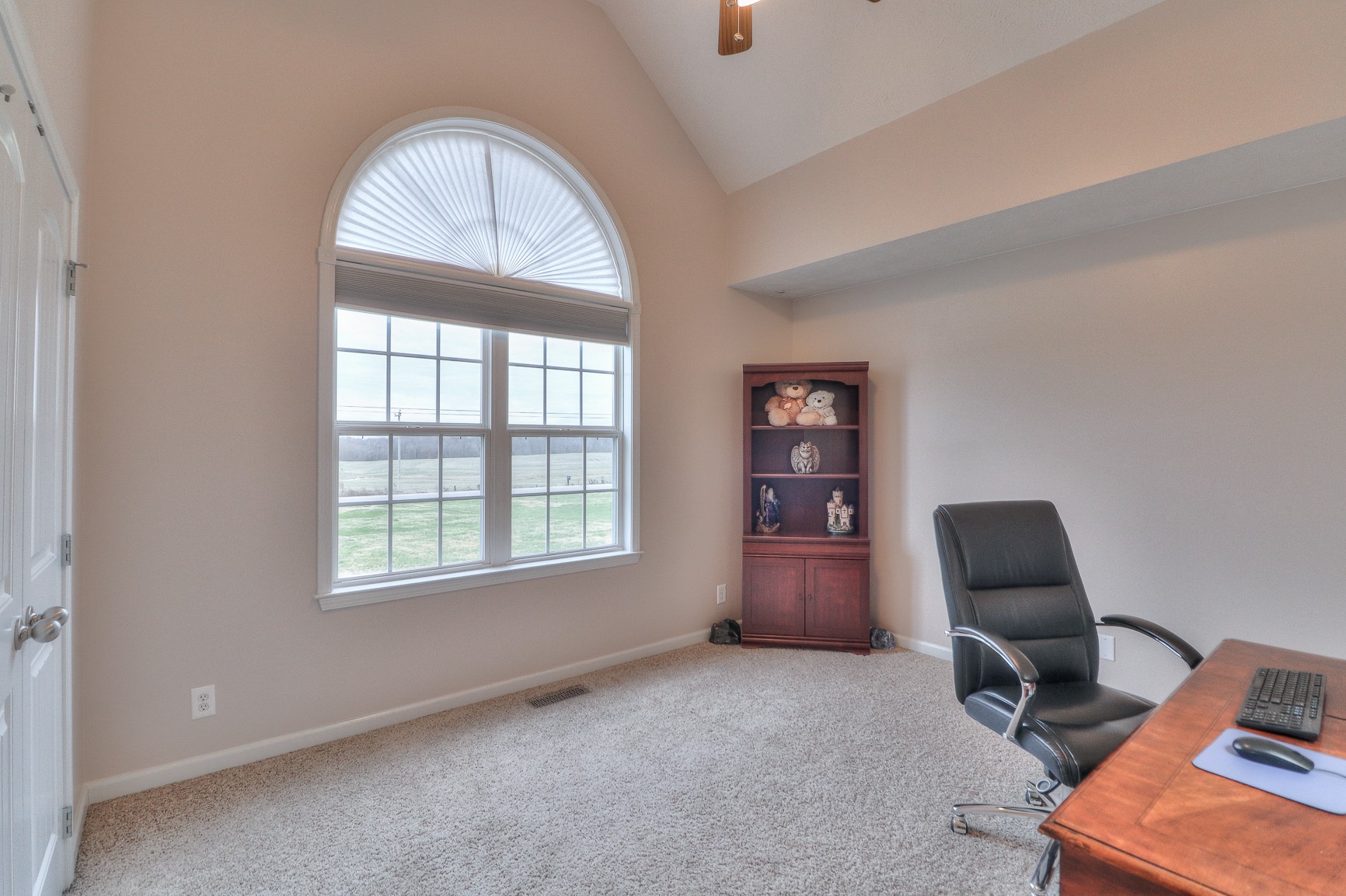 3580 Gnat Hill Road Manchester, TN 37355 - Photo 10 of 37 a livingroom with workspace and a window