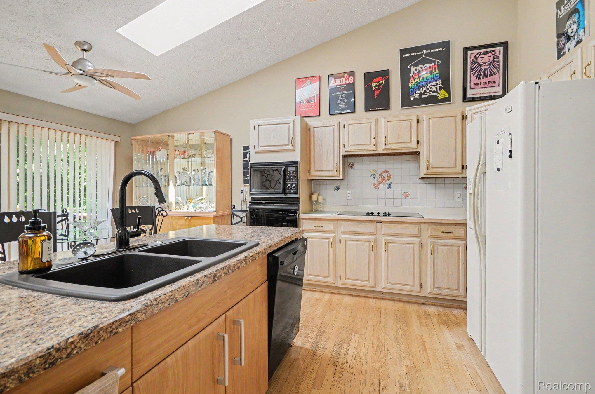 6638 Ridgeview Drive Clarkston, MI 48346 - Photo 10 of 28 kitchen