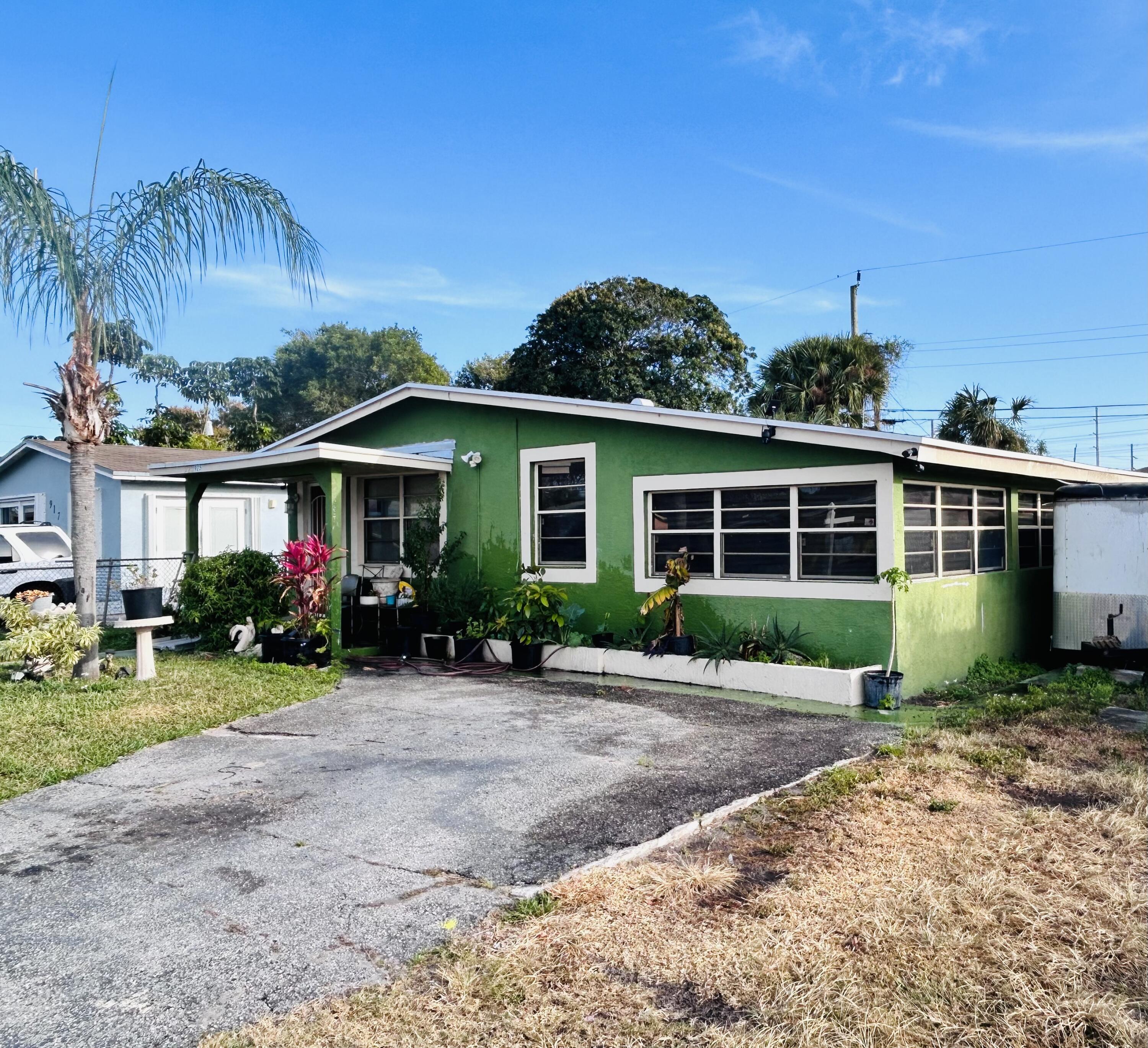 925 West 3rd Street Riviera Beach, FL 33404 - Photo 4 of 18 IMG_7753