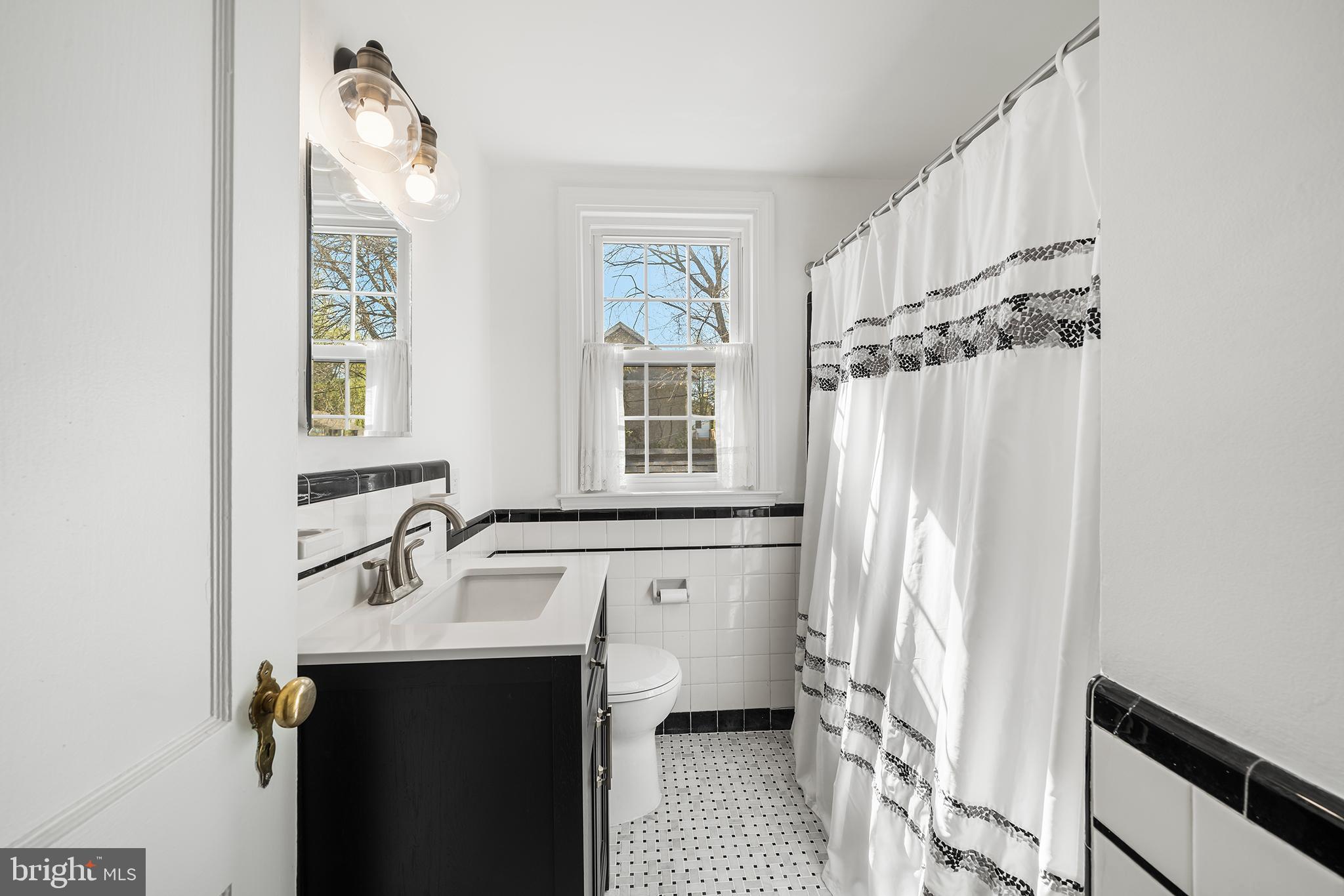 137 Barcladen Road Bryn Mawr, PA 19010 - Photo 27 of 36 Renovated full bathroom