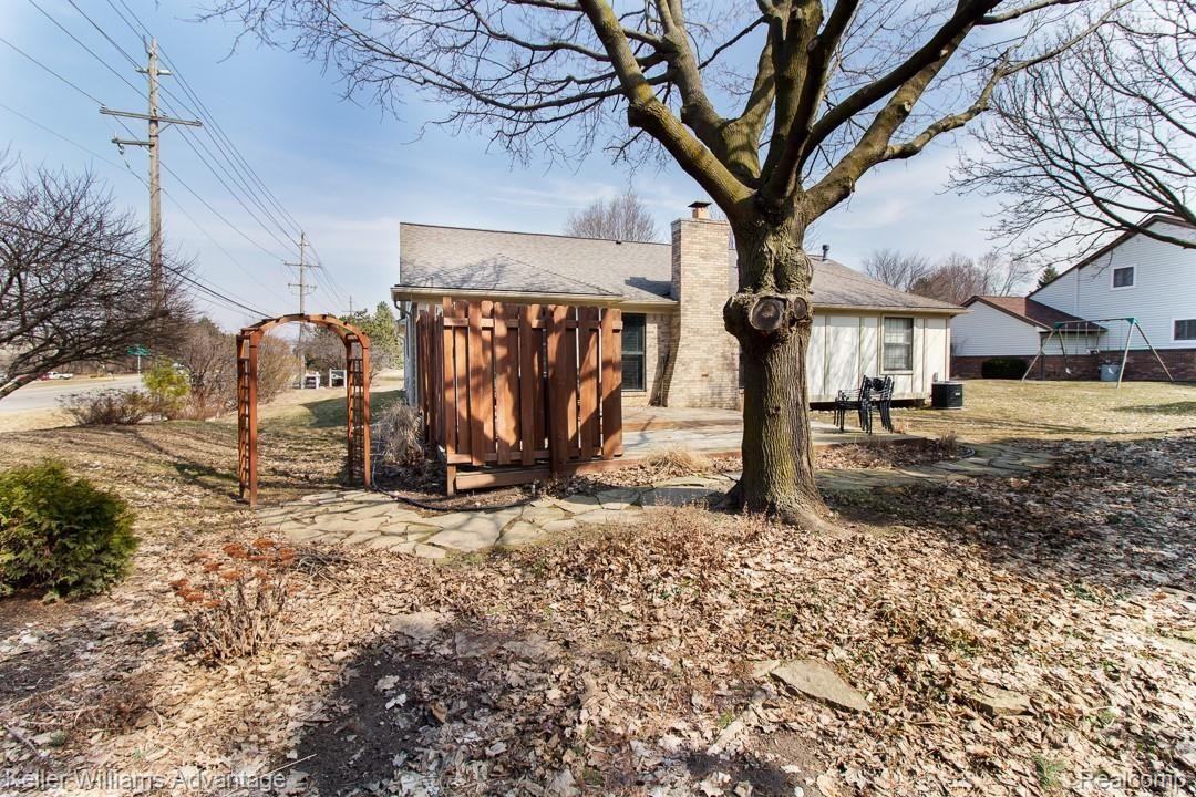 991 Dressler Lane Rochester, MI 48307 - Photo 33 of 36 DresslerLn_991_Back_02.jpg